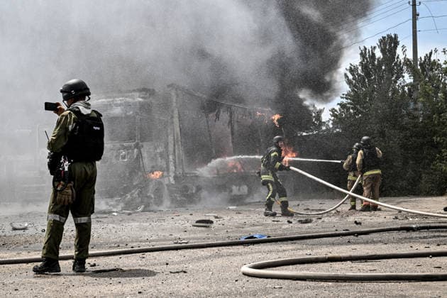 Rescuers work to extinguish a fire caused by Russian drone strikes at a parking lot, Zaporizhzhia, Ukraine, June 25, 2026. The Russian army attacked the city with strike drones, targeting a petrol station, Ukrzaliznytsia (Ukrainian Railways) locomotives and a parking lot. Fires broke out, and one person was killed as a result of the attack. (Photo by Dmytro Smolienko Ukrinform) Russia attacks parking lot in Zaporizhzhia with drones  Copyright: xDmytroxSmolienkox
