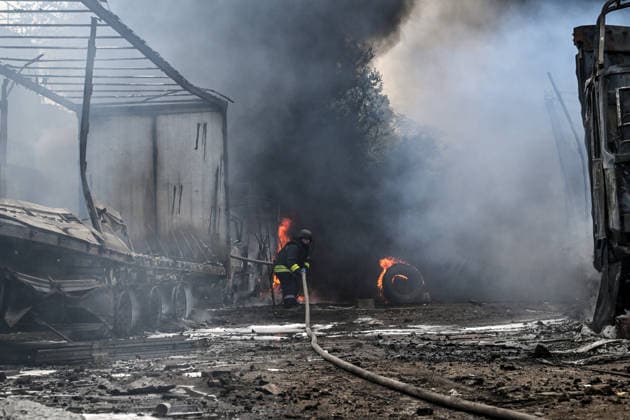 A rescuer pulls a hose during a response effort to a fire at a parking lot, affected by Russian drone strikes, Zaporizhzhia, Ukraine, June 25, 2026. The Russian army attacked the city with strike drones, targeting a petrol station, Ukrzaliznytsia (Ukrainian Railways) locomotives and a parking lot. Fires broke out, and one person was killed as a result of the attack. (Photo by Dmytro Smolienko Ukrinform) Russia attacks parking lot in Zaporizhzhia with drones  Copyright: xDmytroxSmolienkox
