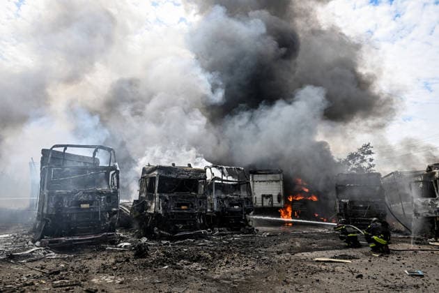 Rescuers work to extinguish a fire caused by Russian drone strikes at a parking lot, Zaporizhzhia, Ukraine, June 25, 2026. The Russian army attacked the city with strike drones, targeting a petrol station, Ukrzaliznytsia (Ukrainian Railways) locomotives and a parking lot. Fires broke out, and one person was killed as a result of the attack. (Photo by Dmytro Smolienko Ukrinform) Russia attacks parking lot in Zaporizhzhia with drones  Copyright: xDmytroxSmolienkox