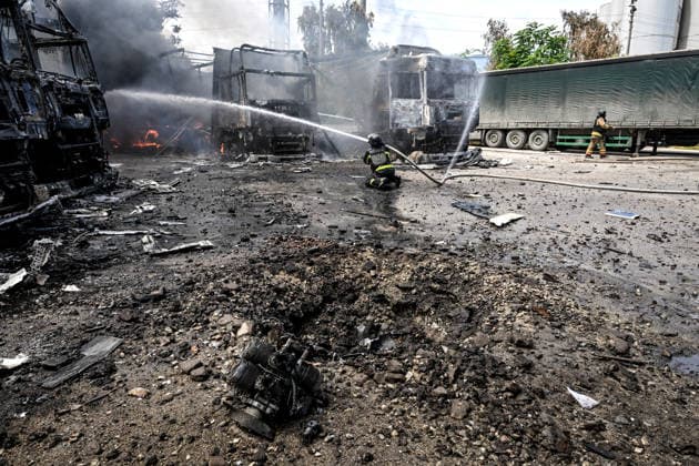 The engine of a Russian drone lies on the ground as rescuers work to extinguish a fire caused by Russian drone strikes at a parking lot, Zaporizhzhia, Ukraine, June 25, 2026. The Russian army attacked the city with strike drones, targeting a petrol station, Ukrzaliznytsia (Ukrainian Railways) locomotives and a parking lot. Fires broke out, and one person was killed as a result of the attack. (Photo by Dmytro Smolienko Ukrinform) Russia attacks parking lot in Zaporizhzhia with drones  Copyright: xDmytroxSmolienkox