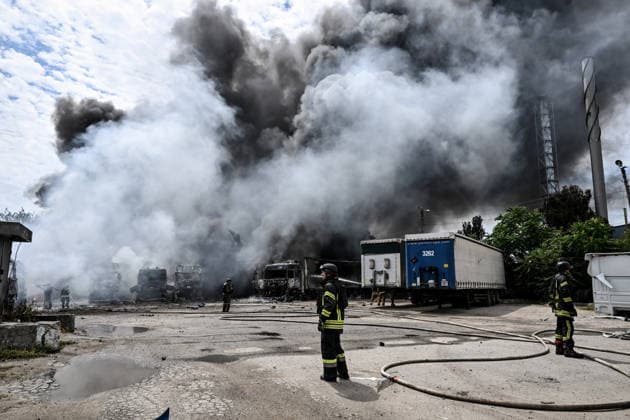 Rescuers work to extinguish a fire caused by Russian drone strikes at a parking lot, Zaporizhzhia, Ukraine, June 25, 2026. The Russian army attacked the city with strike drones, targeting a petrol station, Ukrzaliznytsia (Ukrainian Railways) locomotives and a parking lot. Fires broke out, and one person was killed as a result of the attack. (Photo by Dmytro Smolienko Ukrinform) Russia attacks parking lot in Zaporizhzhia with drones  Copyright: xDmytroxSmolienkox