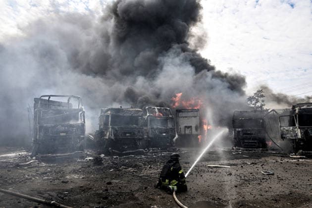 A rescuer pours water to extinguish a fire caused by Russian drone strikes at a parking lot, Zaporizhzhia, Ukraine, June 25, 2026. The Russian army attacked the city with strike drones, targeting a petrol station, Ukrzaliznytsia (Ukrainian Railways) locomotives and a parking lot. Fires broke out, and one person was killed as a result of the attack. (Photo by Dmytro Smolienko Ukrinform) Russia attacks parking lot in Zaporizhzhia with drones  Copyright: xDmytroxSmolienkox