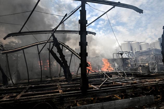 A parking lot is engulfed by smoke from a fire, caused by Russian drone strikes, Zaporizhzhia, Ukraine, June 25, 2026. The Russian army attacked the city with strike drones, targeting a petrol station, Ukrzaliznytsia (Ukrainian Railways) locomotives and a parking lot. Fires broke out, and one person was killed as a result of the attack. (Photo by Dmytro Smolienko Ukrinform) Russia attacks parking lot in Zaporizhzhia with drones  Copyright: xDmytroxSmolienkox