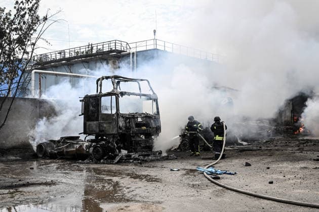 Rescuers work to extinguish a fire caused by Russian drone strikes at a parking lot, Zaporizhzhia, Ukraine, June 25, 2026. The Russian army attacked the city with strike drones, targeting a petrol station, Ukrzaliznytsia (Ukrainian Railways) locomotives and a parking lot. Fires broke out, and one person was killed as a result of the attack. (Photo by Dmytro Smolienko Ukrinform) Russia attacks parking lot in Zaporizhzhia with drones  Copyright: xDmytroxSmolienkox