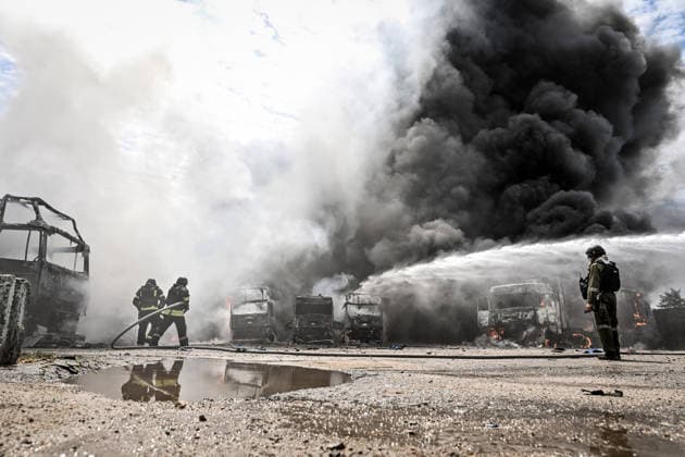 Rescuers work to extinguish a fire caused by Russian drone strikes at a parking lot, Zaporizhzhia, Ukraine, June 25, 2026. The Russian army attacked the city with strike drones, targeting a petrol station, Ukrzaliznytsia (Ukrainian Railways) locomotives and a parking lot. Fires broke out, and one person was killed as a result of the attack. (Photo by Dmytro Smolienko Ukrinform) Russia attacks parking lot in Zaporizhzhia with drones  Copyright: xDmytroxSmolienkox