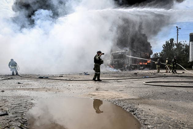 Rescuers work to extinguish a fire caused by Russian drone strikes at a parking lot, Zaporizhzhia, Ukraine, June 25, 2026. The Russian army attacked the city with strike drones, targeting a petrol station, Ukrzaliznytsia (Ukrainian Railways) locomotives and a parking lot. Fires broke out, and one person was killed as a result of the attack. (Photo by Dmytro Smolienko Ukrinform) Russia attacks parking lot in Zaporizhzhia with drones  Copyright: xDmytroxSmolienkox