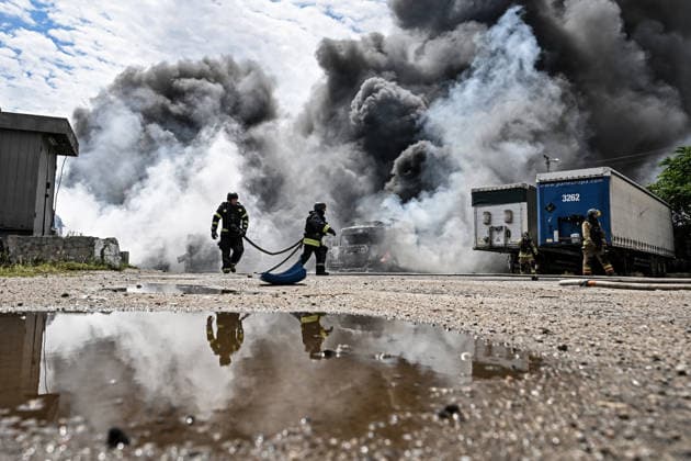 Rescuers work to extinguish a fire caused by Russian drone strikes at a parking lot, Zaporizhzhia, Ukraine, June 25, 2026. The Russian army attacked the city with strike drones, targeting a petrol station, Ukrzaliznytsia (Ukrainian Railways) locomotives and a parking lot. Fires broke out, and one person was killed as a result of the attack. (Photo by Dmytro Smolienko Ukrinform) Russia attacks parking lot in Zaporizhzhia with drones  Copyright: xDmytroxSmolienkox