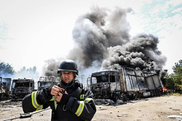 A rescuer stands in front of burning trucks at a parking lot, where a fire broke out due to Russian drone strikes, Zaporizhzhia, Ukraine, June 25, 2026. The Russian army attacked the city with strike drones, targeting a petrol station, Ukrzaliznytsia (Ukrainian Railways) locomotives and a parking lot. Fires broke out, and one person was killed as a result of the attack. (Photo by Dmytro Smolienko Ukrinform) Russia attacks parking lot in Zaporizhzhia with drones  Copyright: xDmytroxSmolienkox