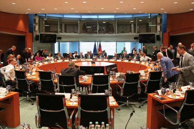 Berlin, Deutschland, 25.06.2026: Bundeskanzleramt: Ministerpräsidentenkonferenz: Blick in den Saal zu Beginn der Sitzung, in der Mitte Bundeskanzler Friedrich Merz (CDU) neben seinen Ministern, links im Vordergrund Michael Kretschmer (CDU), Ministerpräsident von Sachsen *** Berlin, Germany, June 25, 2026, Federal Chancellery, Conference of Minister Presidents: A view of the hall at the start of the meeting; in the center, Federal Chancellor Friedrich Merz (CDU) stands next to his ministers; in the foreground on the left, Michael Kretschmer (CDU), Minister President of Saxony Copyright: xdtsxNachrichtenagenturx dts_125065