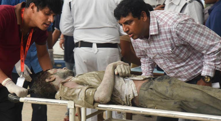 India: Kolkata under-construction warehouse collapse Rescue team bringing the injured people at SSKM hospital. At least four people are feared dead and 16 injured after an under-construction warehouse building collapsed in Kolkata s Taratala area, trapping several workers beneath the debris, according to reports. - Kolkata West Bengal India Copyright: SandipxSaha