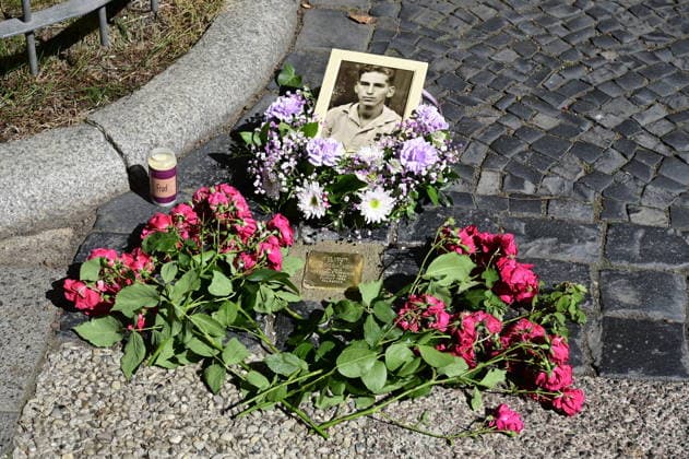 Der Stolperstein für Fritz Ephraim Mansbacher wurde heute am 25. Juni 2026 im Rahmen der Jüdischen Gedenkwoche Görlitz Zgorzelec verlegt. Die feierliche Verlegung fand morgens um 09:00 Uhr direkt am Augustum-Annen-Gymnasium (Klosterplatz) statt. Im Rahmen der Jüdischen Gedenkwoche, werden in Görlitz und Zgorzelec weitere 54 Stolpersteine verlegt. Görlitz, 25.06.2026. Stolpersteine sind Gedenksteine für die Opfer des Nationalsozialismus. Hier wohnte steht auf den 10x10cm großen Mahnmalen des Künstlers Gunter Demnig. Es folgen ein Name, ein Geburtsdatum, und die Daten von Vertreibung, Deportation und Ermordung. Stolpersteine werden vor den letzten selbst gewählten Wohnorten der Verfolgten in das Pflaster eingelassen. *** Copyright: xMatthiasxWehnertx
