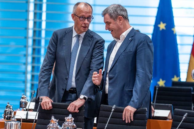 Auftaktbilder zu Beginn der Sitzung im Kanzleramt -Friedrich Merz, Markus Söder (von links);Beratung mit den Regierungschefs der Länder - Ministerpräsidentenkonferenz - MPK, Berlin Berlin Deutschland Bundeskanzleramt *** Opening shots at the start of the meeting at the Chancellery: Friedrich Merz and Markus Söder (from left); discussions with the heads of state of the federal states; Conference of Minister Presidents (MPK), Berlin, Germany; Federal Chancellery