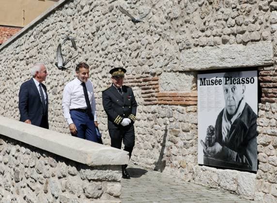 macron antibes PHOTOPQR NICE MATIN Patrice Lapoirie Antibes June 25, 2026 The President of the Republic was welcomed by the mayor ofAntibes, Jean Leonetti. Emmanuel Macron awaits Italian Prime Minister Giorgia Meloni for a private tour of the Picasso Museum lasting a few dozen minutes before heading to Villa Eilenroc, where the 36th Franco-Italian summit is being held. Antibes, France, June 25, 2026 – French President Emmanuel Macron welcomes Italian Prime Minister Giorgia Meloni to Antibes for a Franco-Italian summit aimed at strengthening cooperation in defense, space, energy, infrastructure, and key European affairs. Antibes, France  Copyright: xPHOTOPQR NICExMATIN MAXPPPxPatricexLapoiriex 20260625NIM1036 20260625NIM1036