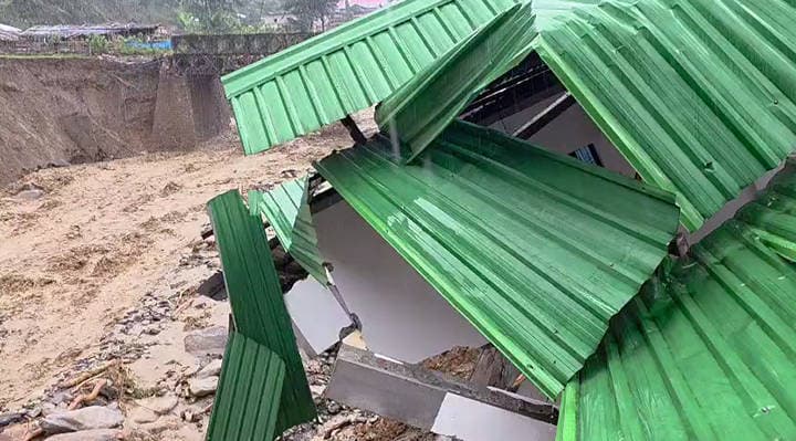 RECORD DATE NOT STATED A view of a damage house following incessant heavy rainfall which triggered a flash flood Panyor Arunachal Pradesh , Jun 25 (ANI): A view of a damage house following incessant heavy rainfall which triggered a flash flood in the Yachuli area of Keyi, in Panyor on Wednesday. (ADC Yachuli ANI Video Grab) Panyor Arunachal Pradesh India Copyright: xANIx ANI_20260625089