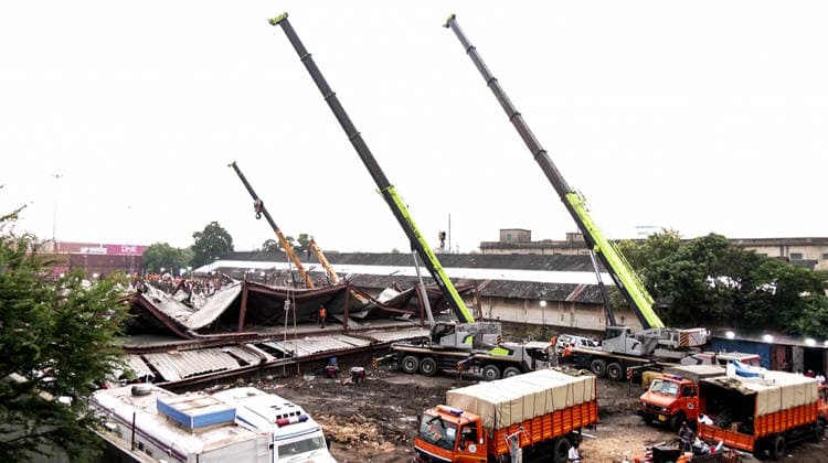 RECORD DATE NOT STATED Search and rescue operations are underway after a three-storey under-construction warehouse collapsed Kolkata, Jun 25 (ANI): Search and rescue operations are underway after a three-storey under-construction warehouse collapsed at Taratala, in Kolkata on Thursday. (ANI Video Grab) Kolkata West Bengal India Copyright: xANIx ANI_20260625106