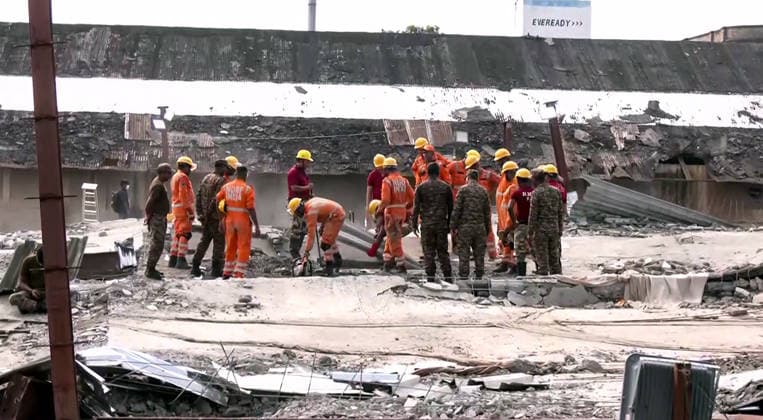 RECORD DATE NOT STATED Search and rescue operations are underway after a three-storey under-construction warehouse collapsed Kolkata, Jun 25 (ANI): Search and rescue operations are underway after a three-storey under-construction warehouse collapsed at Taratala, in Kolkata on Thursday. (ANI Video Grab) Kolkata West Bengal India Copyright: xANIx ANI_20260625110