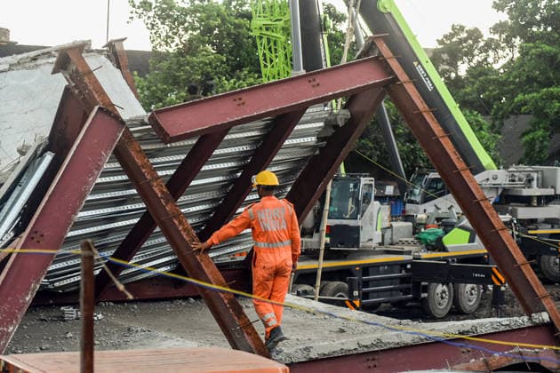 An NDRF personnel at the site where the shed of an under-construction warehouse collapsed in Taratala Kolkata, Jun 25 (ANI): An NDRF personnel at the site where the shed of an under-construction warehouse collapsed in Taratala, in Kolkata on Thursday. Kolkata West Bengal India Copyright: xANIx ANI_20260625114