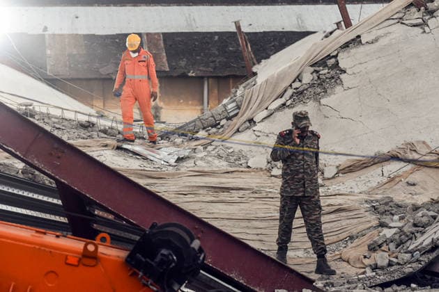 NDRF and security personnel at the site where the shed of an under-construction warehouse collapsed in Taratala Kolkata, Jun 25 (ANI): NDRF and security personnel at the site where the shed of an under-construction warehouse collapsed in Taratala, in Kolkata on Thursday. Kolkata West Bengal India Copyright: xANIx ANI_20260625115