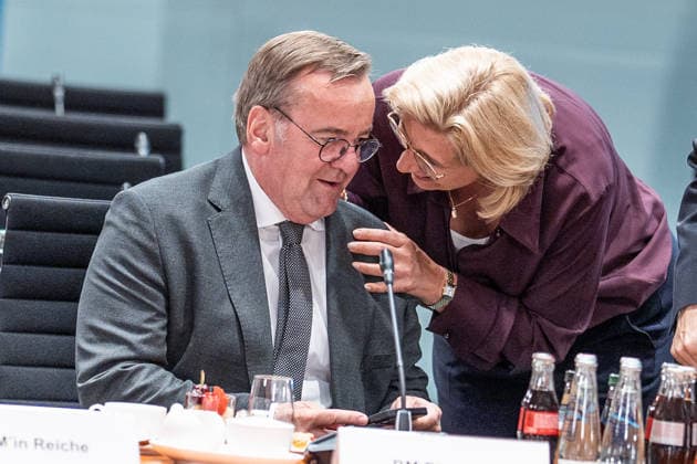 Auftaktbilder zu Beginn der Sitzung im Kanzleramt - Boris Pistorius, Anke Rehlinger;Beratung mit den Regierungschefs der Länder - Ministerpräsidentenkonferenz - MPK, Berlin Berlin Deutschland Bundeskanzleramt *** Opening shots at the start of the meeting at the Chancellery: Boris Pistorius, Anke Rehlinger; consultations with the heads of state of the federal states; Conference of Minister Presidents (MPK), Berlin, Berlin, Germany, Federal Chancellery
