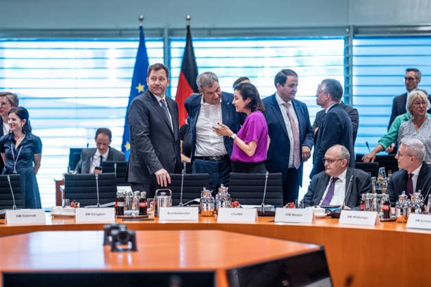 Auftaktbilder zu Beginn der Sitzung im Kanzleramt - Lars Klingbild, Markus Söder, Dorothee Bär (von links);Beratung mit den Regierungschefs der Länder - Ministerpräsidentenkonferenz - MPK, Berlin Berlin Deutschland Bundeskanzleramt *** Opening photos at the start of the meeting at the Chancellery: Lars Klingbild, Markus Söder, Dorothee Bär (from left). Consultation with the heads of state of the federal states. Conference of Minister Presidents (MPK), Berlin, Germany, Federal Chancellery