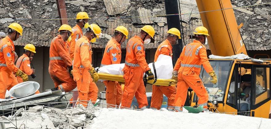 RECORD DATE NOT STATED NDRF personnel carry a dead body at the site where the shed of an under-construction warehouse collapsed in Taratala Kolkata, Jun 25 (ANI): NDRF personnel carry a dead body at the site where the shed of an under-construction warehouse collapsed in Taratala, in Kolkata on Thursday. Kolkata West Bengal India Copyright: xANIx ANI_20260625210