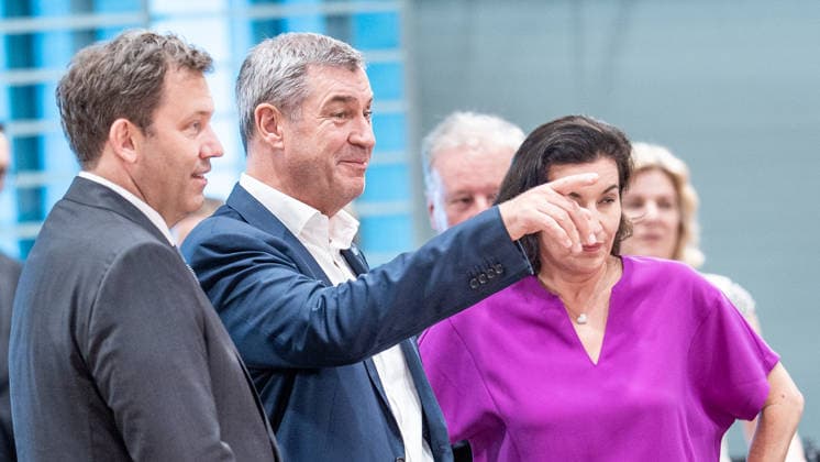 Auftaktbilder zu Beginn der Sitzung im Kanzleramt - Lars Klingbild, Markus Söder, Dorothee Bär (von links);Beratung mit den Regierungschefs der Länder - Ministerpräsidentenkonferenz - MPK, Berlin Berlin Deutschland Bundeskanzleramt *** Opening photos at the start of the meeting at the Chancellery: Lars Klingbild, Markus Söder, Dorothee Bär (from left). Consultation with the heads of state of the federal states. Conference of Minister Presidents (MPK), Berlin, Germany, Federal Chancellery