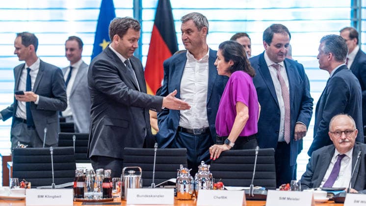 Auftaktbilder zu Beginn der Sitzung im Kanzleramt - Lars Klingbild, Markus Söder, Dorothee Bär (von links);Beratung mit den Regierungschefs der Länder - Ministerpräsidentenkonferenz - MPK, Berlin Berlin Deutschland Bundeskanzleramt *** Opening photos at the start of the meeting at the Chancellery: Lars Klingbild, Markus Söder, Dorothee Bär (from left). Consultations with the heads of state of the federal states. Conference of Minister Presidents (MPK), Berlin, Germany, Federal Chancellery