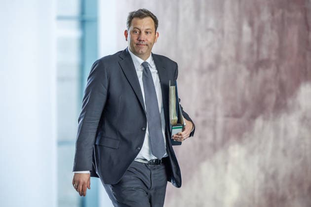 Auftaktbilder zu Beginn der Beratung mit den Regierungschefinnen und Regierungschefs der Länder im Bundeskanzleramt in Berlin am 25.06.2026. Lars Klingbeil (SPD), Bundesfinanzminister. Berlin Berlin Deutschland Kanzleramt *** Opening photos from the start of the meeting with the heads of state and government of the federal states at the Federal Chancellery in Berlin on June 25, 2026. Lars Klingbeil (SPD), Federal Minister of Finance. Berlin, Berlin, Germany, Federal Chancellery