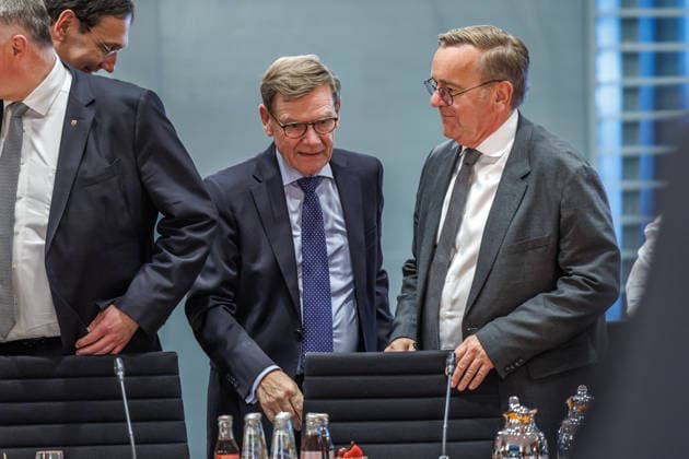 Auftaktbilder zu Beginn der Beratung mit den Regierungschefinnen und Regierungschefs der Laender im Bundeskanzleramt in Berlin am 25.06.2026. Johann Wadephul (CDU), Bundesaussenminister (l) stehet bei Boris Pistorius (SPD), Bundesminister der Verteidigung (r) Berlin Berlin Deutschland Kanzleramt *** Opening photos from the start of the meeting with the heads of government of the federal states at the Federal Chancellery in Berlin on June 25, 2026. Johann Wadephul (CDU), Federal Minister of Foreign Affairs (left), stands next to Boris Pistorius (SPD), Federal Minister of Defense (right). Berlin, Germany, Federal Chancellery