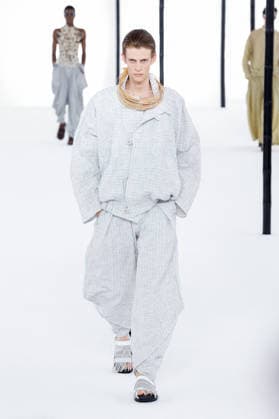 Issey Miyake Ready-to-Wear Men’s Spring Summer 2027 Fashion Show during Paris Fashion Week at the Césure Cultural Center in Paris, France, on June 24, 2026 Bestimage Runway during the Issey Miyake Men’s Spring Summer 2027 fashion show as part of Paris Fashion Week on June 24, 2026 in Paris, France Paris France  Copyright: xAgencex xBestimagexAgencex xBestimagex