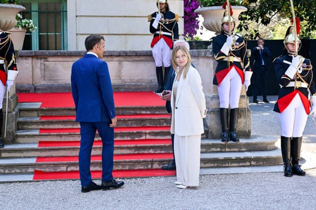 Emmanuel Macron welcomes Giorgia Meloni to Villa Eilenroc for an in-depth discussion during the 36th Franco-Italian Summit in Antibes, France, on June 25, 2026. Laurent Coust, Pool Bestimage, Antibes, France  Copyright: xLaurentxCoust Pool BestimagexLaurentxCoust Pool Bestimagex