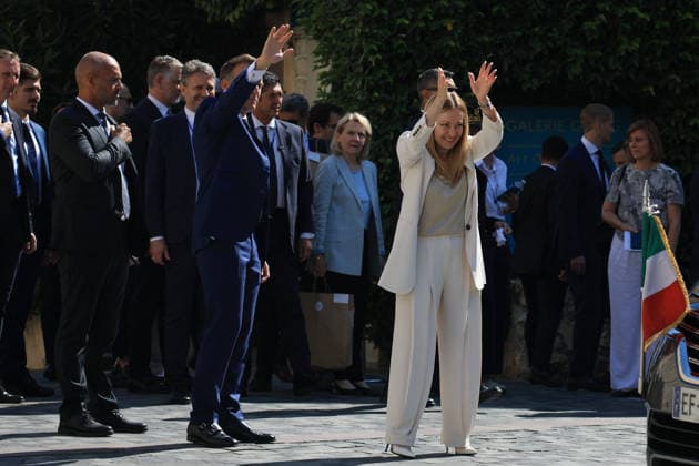 36th Franco-Italian Summit - Antibes French President Emmanuel Macron and Italian Prime Minister Giorgia Meloni wave as they leave after a visit at the Picasso Museum as part of a Franco-Italian summit in Antibes, south of France, June 25, 2026. Photo by Manon Cruz Pool ABACAPRESS.COM Antibes France  Copyright: xCruzxManon Pool ABACAx