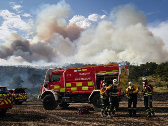 Operational Level 2 Activated Due to Fire in Ezcabarte, Navarre. Several fire crews are working to extinguish a fire on June 25, 2026, in Ezcabarte, Navarre, Spain. At 6:45 p.m., the Government of Navarre activated Operational Level 2 of the INFONA Special Civil Protection Plan for Forest Fires, based on current data regarding the progression of the forest fire taking place on the slopes of Mount San Cristóbal. The fire alert was was issued at 5:42 p.m. The fire originated in a field located on the mountain’s slopes, near kilometer marker 2.4 on the NA 4210 highway, in the municipality of Makirriain, and has spread to a pine forest area, as reported by 112 SOS Navarra. JUNE 25, 2026 FIRE EMERGENCY LEVEL 2 FIRE DEPARTMENT Ezcabarte Navarra  Copyright: xEduardoxSanzx 7622613