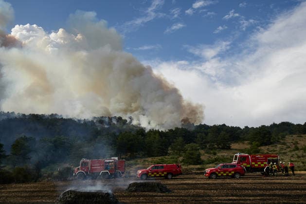 Operational Level 2 Activated Due to Fire in Ezcabarte, Navarre. Several fire crews are working to extinguish a fire on June 25, 2026, in Ezcabarte, Navarre, Spain. At 6:45 p.m., the Government of Navarre activated Operational Level 2 of the INFONA Special Civil Protection Plan for Forest Fires, based on current data regarding the progression of the forest fire taking place on the slopes of Mount San Cristóbal. The fire alert was was issued at 5:42 p.m. The fire originated in a field located on the mountain’s slopes, near kilometer marker 2.4 on the NA 4210 highway, in the municipality of Makirriain, and has spread to a pine forest area, as reported by 112 SOS Navarra. JUNE 25, 2026 FIRE EMERGENCY LEVEL 2 FIRE DEPARTMENT Ezcabarte Navarra  Copyright: xEduardoxSanzx 7622614