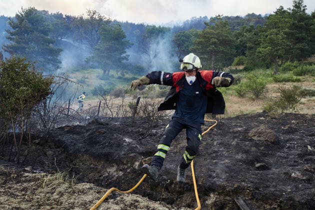 Operational Level 2 Activated Due to Fire in Ezcabarte, Navarre Several firefighters are working to extinguish a fire on June 25, 2026, in Ezcabarte, Navarre, Spain. At 6:45 p.m., the Government of Navarre activated Operational Level 2 of the INFONA Special Civil Protection Plan for Forest Fires, based on current data regarding the progression of the forest fire taking place on the slopes of Mount San Cristóbal. The fire alert was was issued at 5:42 p.m. The fire originated in a field located on the mountain’s slopes, near kilometer marker 2.4 on the NA 4210 highway, in the municipality of Makirriain, and has spread to a pine forest area, as reported by 112 SOS Navarra. JUNE 25, 2026 FIRE EMERGENCY LEVEL 2 FIRE DEPARTMENT Ezcabarte Navarra  Copyright: xEduardoxSanzx 7622618