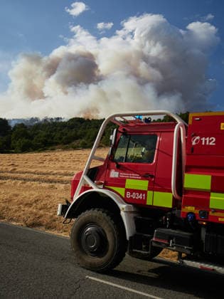 Operational Level 2 Activated Due to Fire in Ezcabarte, Navarre Several firefighters are working to extinguish a fire on June 25, 2026, in Ezcabarte, Navarre, Spain. At 6:45 p.m., the Government of Navarre activated Operational Level 2 of the INFONA Special Civil Protection Plan for Forest Fires, based on current data regarding the progression of the forest fire taking place on the slopes of Mount San Cristóbal. The fire alert was was issued at 5:42 p.m. The fire originated in a field located on the mountain’s slopes, near kilometer marker 2.4 on the NA 4210 highway, in the municipality of Makirriain, and has spread to a pine forest area, as reported by 112 SOS Navarra. JUNE 25, 2026 FIRE EMERGENCY LEVEL 2 FIRE DEPARTMENT Ezcabarte Navarra  Copyright: xEduardoxSanzx 7622620