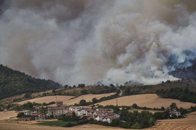 Operational Level 2 Activated Due to the Fire in Ezcabarte, Navarra View of the fire on June 25, 2026, in Ezcabarte, Navarre, Spain. At 6:45 p.m., the Government of Navarre activated Operational Level 2 of the INFONA Special Civil Protection Plan for Forest Fires, based on current data regarding the progression of the forest fire taking place on the slopes of Mount San Cristóbal. The fire alert was was issued at 5:42 p.m. The fire originated in a field located on the mountain’s slopes, near kilometer marker 2.4 on the NA 4210 highway, in the municipality of Makirriain, and has spread to a pine forest area, as reported by 112 SOS Navarra. JUNE 25, 2026 FIRE EMERGENCY LEVEL 2 FIRE DEPARTMENT SMOKE Ezcabarte Navarra Ezcabarte Navarra Spain  Copyright: xEduardoxSanzx 7622635