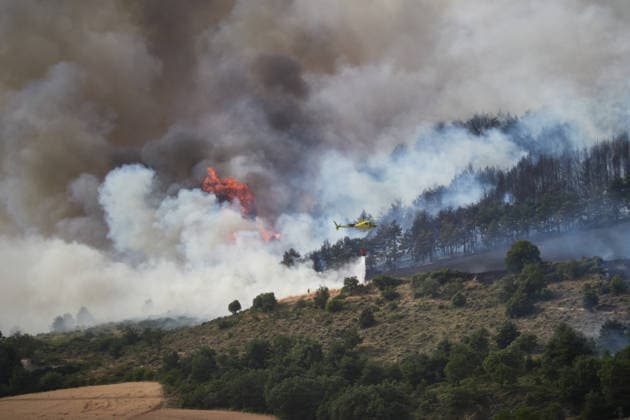 Operational Level 2 Activated Due to the Fire in Ezcabarte, Navarra View of the fire on June 25, 2026, in Ezcabarte, Navarre, Spain. At 6:45 p.m., the Government of Navarre activated Operational Level 2 of the INFONA Special Civil Protection Plan for Forest Fires, based on current data regarding the progression of the forest fire taking place on the slopes of Mount San Cristóbal. The fire alert was was issued at 5:42 p.m. The fire originated in a field located on the mountain’s slopes, near kilometer marker 2.4 on the NA 4210 highway, in the municipality of Makirriain, and has spread to a pine forest area, as reported by 112 SOS Navarra. JUNE 25, 2026 FIRE EMERGENCY LEVEL 2 FIRE DEPARTMENT SMOKE Ezcabarte Navarra Ezcabarte Navarra Spain  Copyright: xEduardoxSanzx 7622636