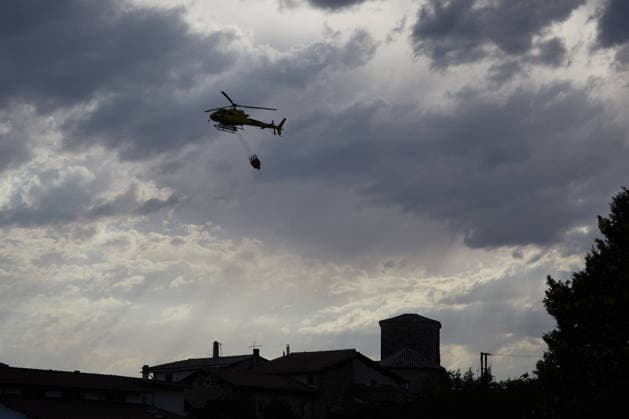 Operational Level 2 Activated Due to the Fire in Ezcabarte, Navarre A helicopter attempts to extinguish a fire on June 25, 2026, in Ezcabarte, Navarre, Spain. At 6:45 p.m., the Government of Navarre activated Operational Level 2 of the INFONA Special Civil Protection Plan for Forest Fires, based on current data regarding the progression of the forest fire taking place on the slopes of Mount San Cristóbal. The fire alert was was issued at 5:42 p.m. The fire originated in a field located on the mountain’s slopes, near kilometer marker 2.4 on the NA 4210 highway, in the municipality of Makirriain, and has spread to a pine forest area, as reported by 112 SOS Navarra. JUNE 25, 2026 FIRE EMERGENCY LEVEL 2 FIREFIGHTERS SMOKE FIREFIGHTING HELICOPT  Copyright: xEduardoxSanzx 7622648