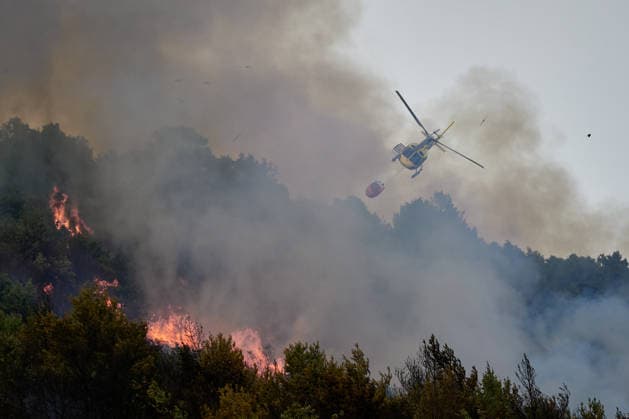 Operational Level 2 Activated Due to the Fire in Ezcabarte, Navarre A helicopter attempts to extinguish a fire on June 25, 2026, in Ezcabarte, Navarre, Spain. At 6:45 p.m., the Government of Navarre activated Operational Level 2 of the INFONA Special Civil Protection Plan for Forest Fires, based on current data regarding the progression of the forest fire taking place on the slopes of Mount San Cristóbal. The fire alert was was issued at 5:42 p.m. The fire originated in a field located on the mountain’s slopes, near kilometer marker 2.4 on the NA 4210 highway, in the municipality of Makirriain, and has spread to a pine forest area, as reported by 112 SOS Navarra. JUNE 25, 2026 FIRE EMERGENCY LEVEL 2 FIREFIGHTERS SMOKE FIREFIGHTING HELICOPT  Copyright: xEduardoxSanzx 7622649