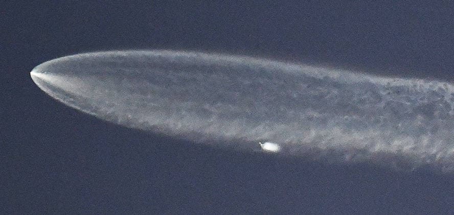 Spacex launched 24 satellites for its Starlink internet service from the West Coast Wednesday, Van Nuys CA USA. June 24, 2026.Liftoff of the Starlink 17-45 mission from Vandenberg Space Force Base seen from Van Nuys. .( ZUMAPRESS} Van Nuys USA - ZUMAbl1_ 20260625_zaf_bl1_004 Copyright: xGenexBlevinsx