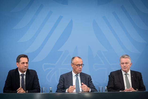 Berlin, Pressekonferenz von Bundeskanzler Merz, Ministerpräsident Schnieder sowie Ministerpräsident Lies im Anschluss an die Beratung mit den Regierungschefinnen und Regierungschefs der Länder (MPK) Bundeskanzler Friedrich Merz (CDU), Olaf Lies (Ministerpräsident von Niedersachsen, SPD) und Gordon Schnieder (Ministerpräsident Rheinland-Pfalz, CDU) geben am 25.06.2026 eine gemeinsame Pressekonferenz im Anschluss an die Beratung mit den Regierungschefinnen und Regierungschefs der Länder (MPK) im Bundeskanzleramt in Berlin. Berlin Bundeskanzleramt Berlin Deutschland *** Berlin, press conference by Federal Chancellor Merz, Minister President Schnieder, and Minister President Lies following consultations with the heads of government of the