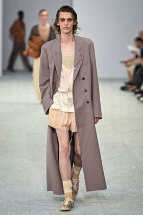 PFW - Dries Von Noten Runway in Paris FA A model walks the runway the Spring Summer 2027 collection by Belgian fashion designer Julian Klausner for Dries Von Noten during the Paris Fashion Week, on June 25, 2026. Photo by Firas Abdullah ABACAPRESS.COM Paris Ile-de-France France  Copyright: xAbdullahxFiras ABACAx