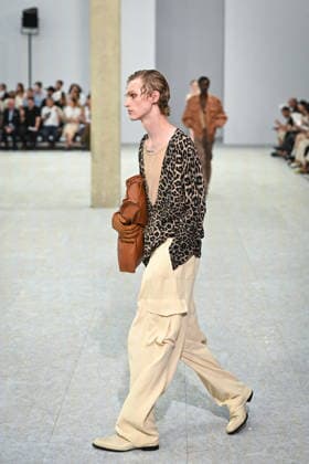 PFW - Dries Von Noten Runway in Paris FA A model walks the runway the Spring Summer 2027 collection by Belgian fashion designer Julian Klausner for Dries Von Noten during the Paris Fashion Week, on June 25, 2026. Photo by Firas Abdullah ABACAPRESS.COM Paris Ile-de-France France  Copyright: xAbdullahxFiras ABACAx