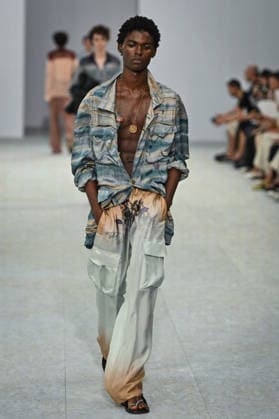 PFW - Dries Von Noten Runway in Paris FA A model walks the runway the Spring Summer 2027 collection by Belgian fashion designer Julian Klausner for Dries Von Noten during the Paris Fashion Week, on June 25, 2026. Photo by Firas Abdullah ABACAPRESS.COM Paris Ile-de-France France  Copyright: xAbdullahxFiras ABACAx
