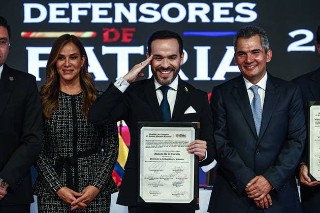 Abelardo de la Espriella officially declared Colombia s President-elect BOGOTA, COLOMBIA - JUNE 25: Colombia s President-elect Abelardo de la Espriella (C) and Vice President-elect Jose Manuel Restrepo (not seen) display their official certificates during the inauguration ceremony as the new President of Colombia, in Bogota, Colombia, on June 25, 2026. Lucas Aguayo Araos Anadolu Bogota Colombia. Editorial use only. Please get in touch for any other usage.  Copyright: x2026xAnadoluxLucasxAguayoxAraosx
