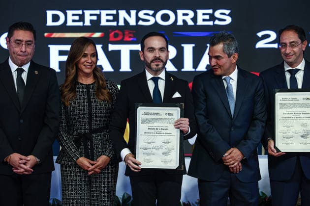 Abelardo de la Espriella officially declared Colombia s President-elect BOGOTA, COLOMBIA - JUNE 25: Colombia s President-elect Abelardo de la Espriella (C) and Vice President-elect Jose Manuel Restrepo (not seen) display their official certificates during the inauguration ceremony as the new President of Colombia, in Bogota, Colombia, on June 25, 2026. Lucas Aguayo Araos Anadolu Bogota Colombia. Editorial use only. Please get in touch for any other usage.  Copyright: x2026xAnadoluxLucasxAguayoxAraosx