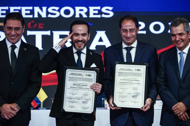 Abelardo de la Espriella officially declared Colombia s President-elect BOGOTA, COLOMBIA - JUNE 25: Colombia s President-elect Abelardo de la Espriella (L) and Vice President-elect Jose Manuel Restrepo display their official certificates during the inauguration ceremony as the new President of Colombia, in Bogota, Colombia, on June 25, 2026. Lucas Aguayo Araos Anadolu Bogota Colombia. Editorial use only. Please get in touch for any other usage.  Copyright: x2026xAnadoluxLucasxAguayoxAraosx