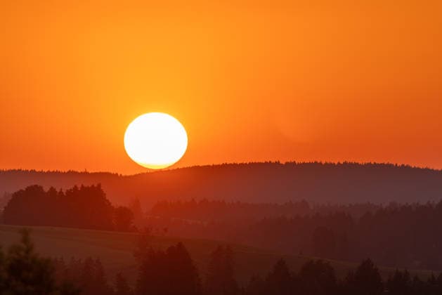 Sommerabend in Bayern Blick in den Sonnenuntergang im Ostallgäu., Rückholz Bayern Deutschland *** Summer Evening in Bavaria: A View of the Sunset in Ostallgäu, Rückholz, Bavaria, Germany