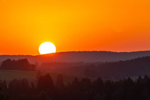 Sommerabend in Bayern Blick in den Sonnenuntergang im Ostallgäu., Rückholz Bayern Deutschland *** Summer Evening in Bavaria: A View of the Sunset in Ostallgäu, Rückholz, Bavaria, Germany